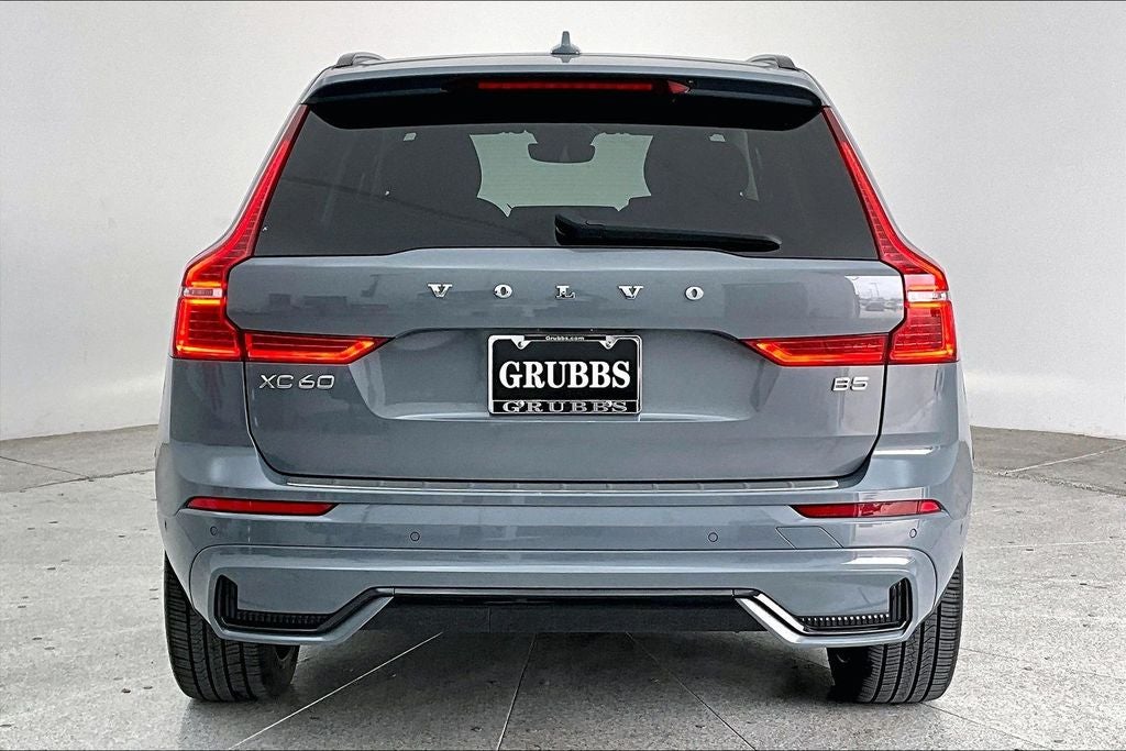 2023 Volvo XC60 B5 Ultimate Dark Theme