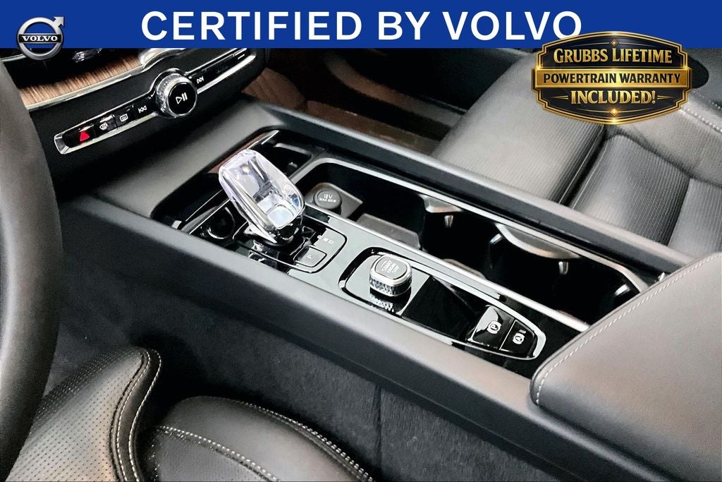 2023 Volvo XC60 B5 Ultimate Dark Theme