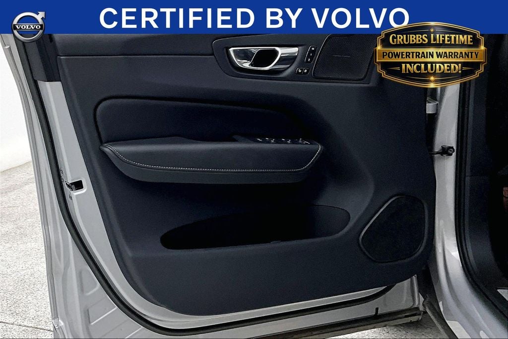 2023 Volvo XC60 B5 Ultimate Dark Theme