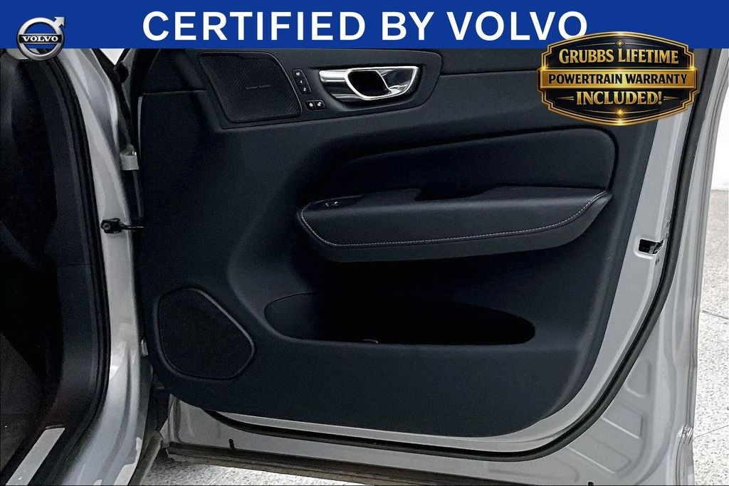 2023 Volvo XC60 B5 Ultimate Dark Theme