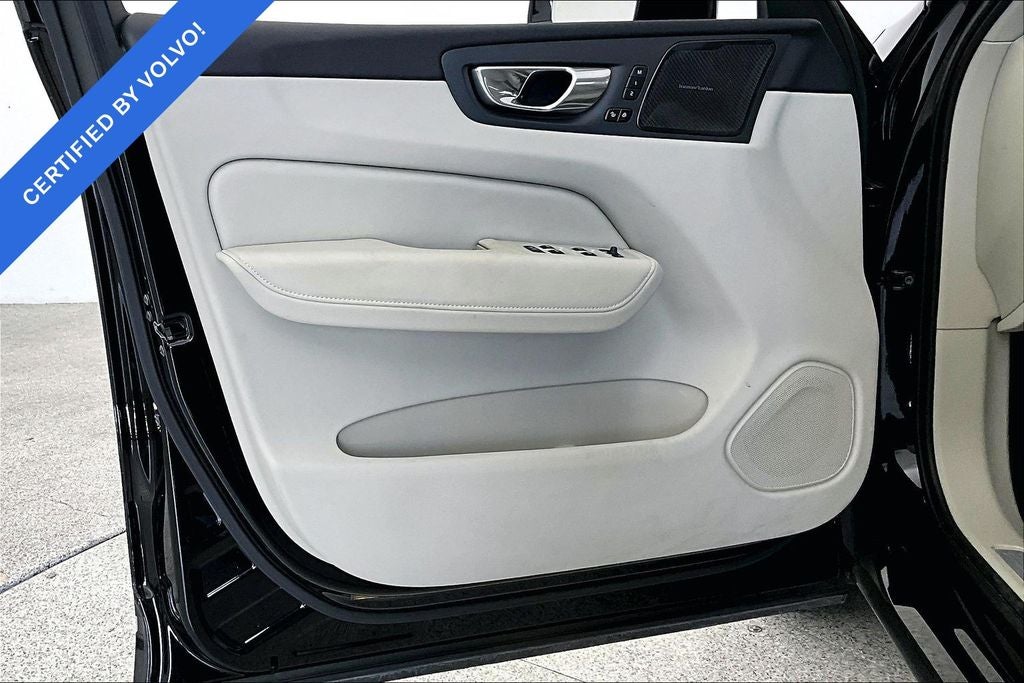 2023 Volvo XC60 B5 Ultimate Bright Theme