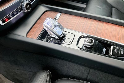 2023 Volvo XC60 B5 Ultimate Bright Theme