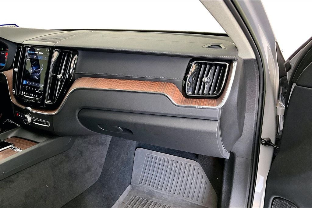 2023 Volvo XC60 B5 Ultimate Bright Theme