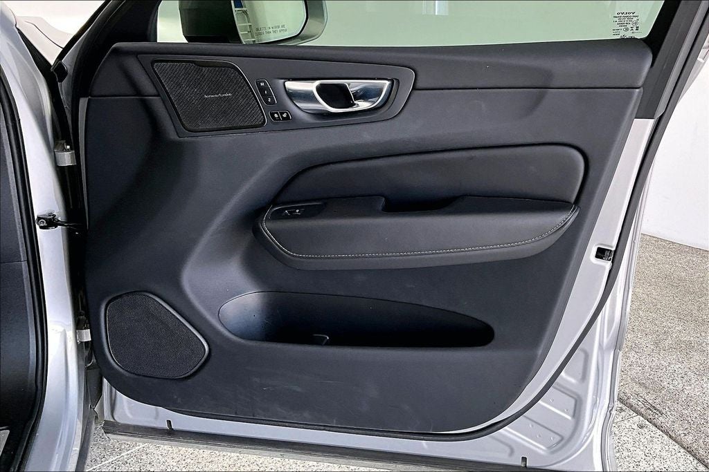 2023 Volvo XC60 B5 Ultimate Bright Theme