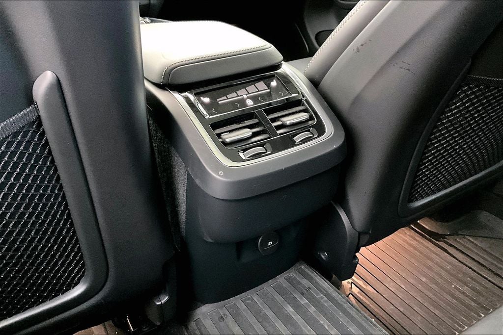 2023 Volvo XC60 B5 Ultimate Bright Theme
