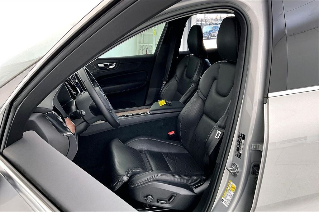 2023 Volvo XC60 B5 Ultimate Bright Theme