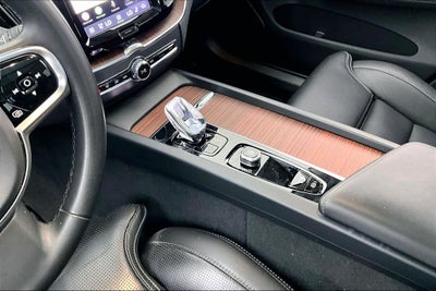 2023 Volvo XC60 B5 Ultimate Bright Theme