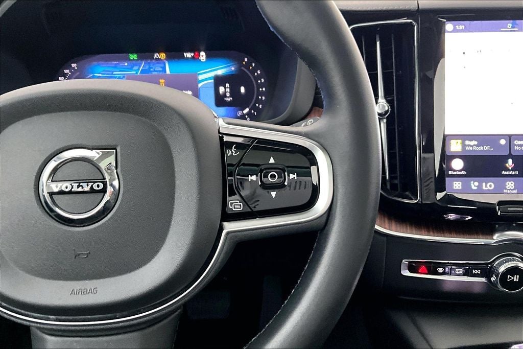 2023 Volvo XC60 B5 Ultimate Bright Theme