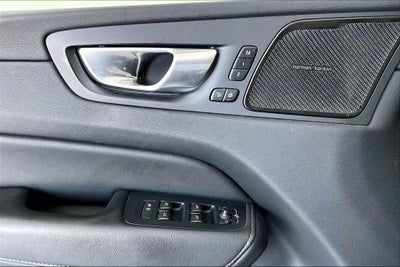 2023 Volvo XC60 B5 Ultimate Bright Theme