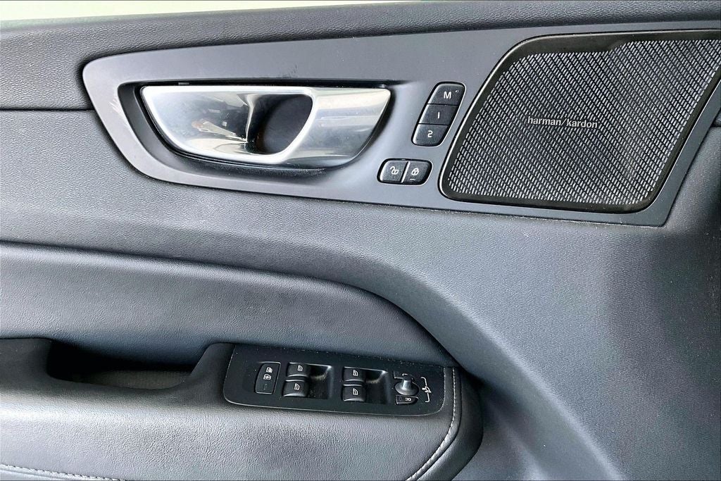 2023 Volvo XC60 B5 Ultimate Bright Theme