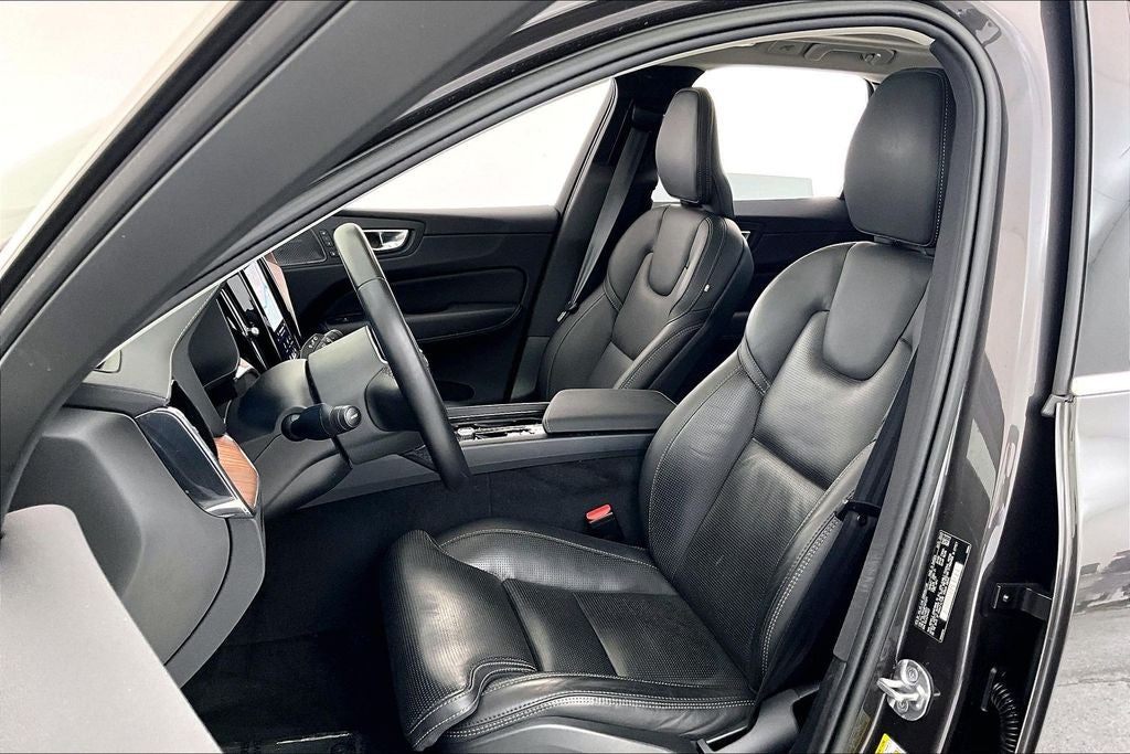 2023 Volvo XC60 B5 Ultimate Bright Theme