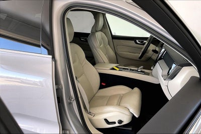 2023 Volvo XC60 B5 Ultimate Bright Theme