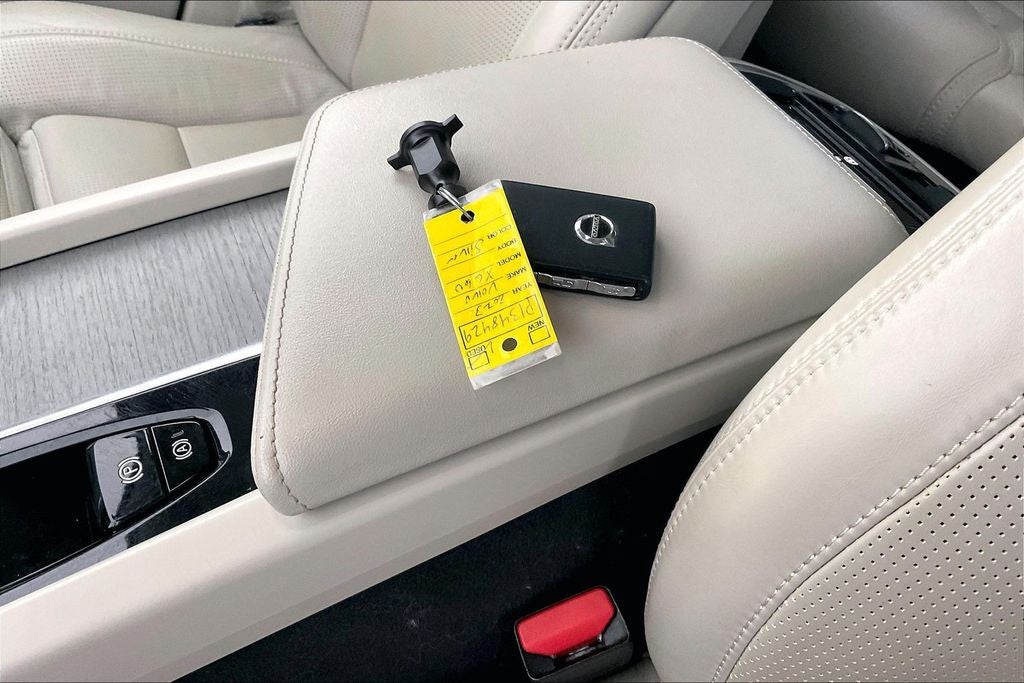 2023 Volvo XC60 B5 Ultimate Bright Theme