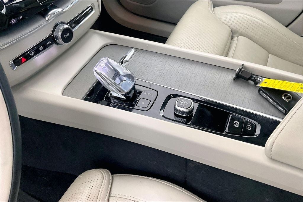 2023 Volvo XC60 B5 Ultimate Bright Theme