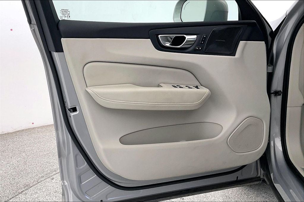 2023 Volvo XC60 B5 Ultimate Bright Theme