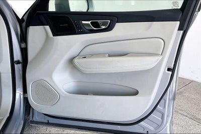 2023 Volvo XC60 B5 Ultimate Bright Theme