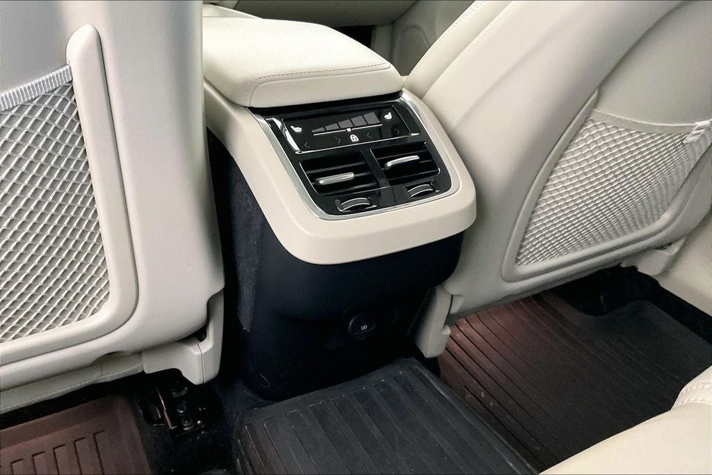 2023 Volvo XC60 B5 Ultimate Bright Theme