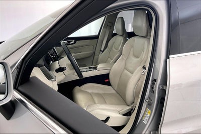 2023 Volvo XC60 B5 Ultimate Bright Theme