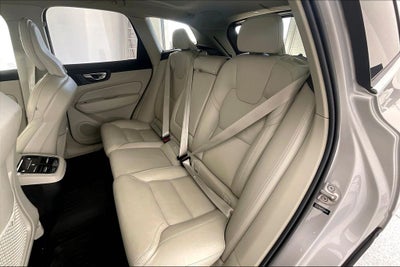 2023 Volvo XC60 B5 Ultimate Bright Theme