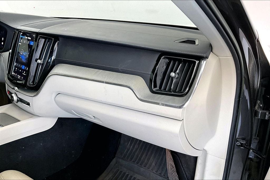 2023 Volvo XC60 B5 Ultimate Bright Theme