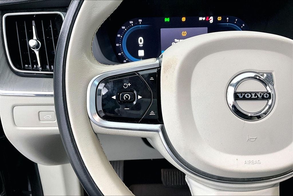 2023 Volvo XC60 B5 Ultimate Bright Theme