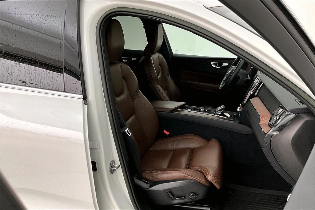 2023 Volvo XC60 B5 Ultimate Bright Theme
