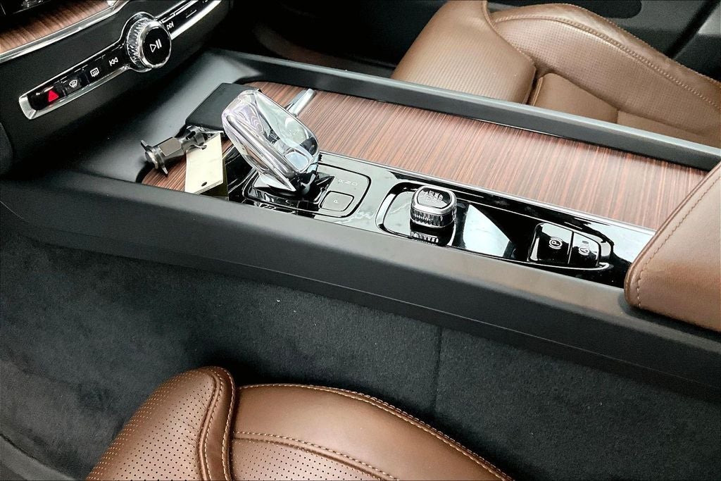 2023 Volvo XC60 B5 Ultimate Bright Theme