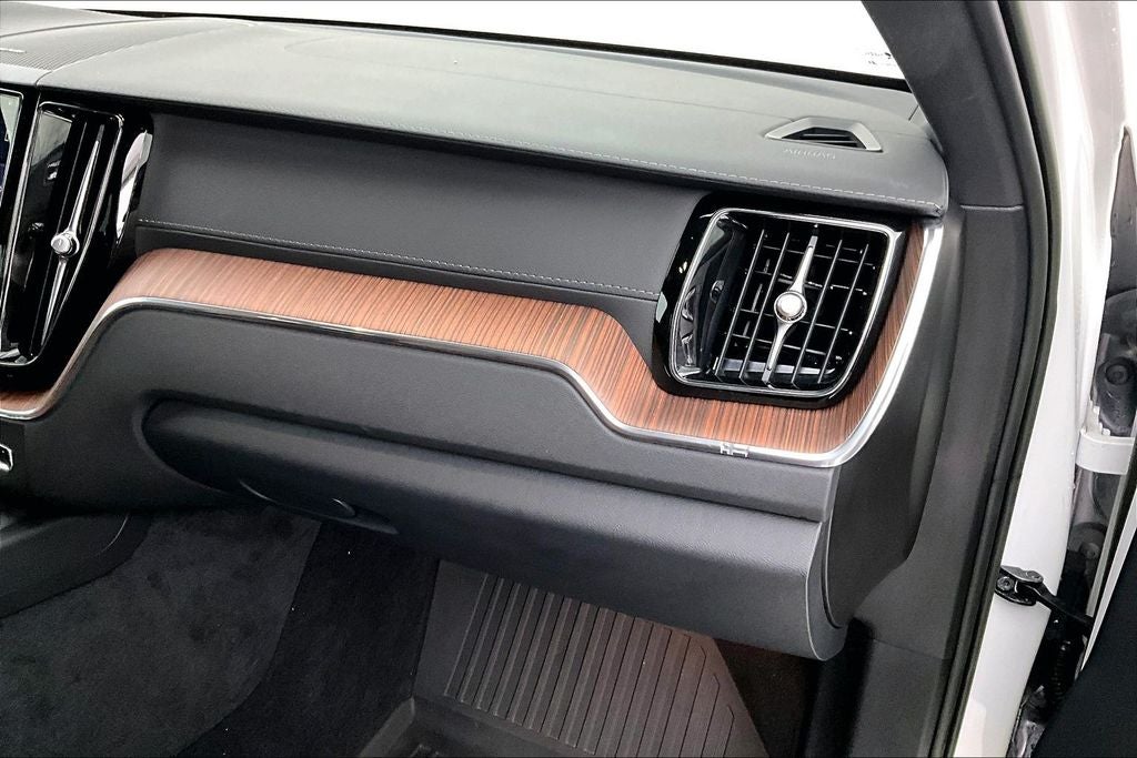 2023 Volvo XC60 B5 Ultimate Bright Theme