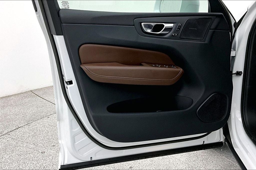 2023 Volvo XC60 B5 Ultimate Bright Theme