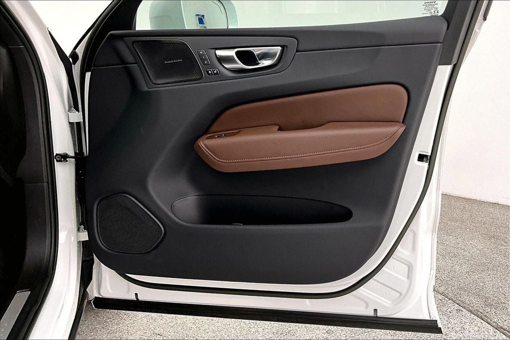 2023 Volvo XC60 B5 Ultimate Bright Theme