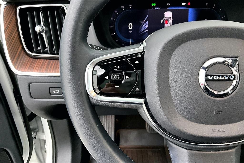 2023 Volvo XC60 B5 Ultimate Bright Theme
