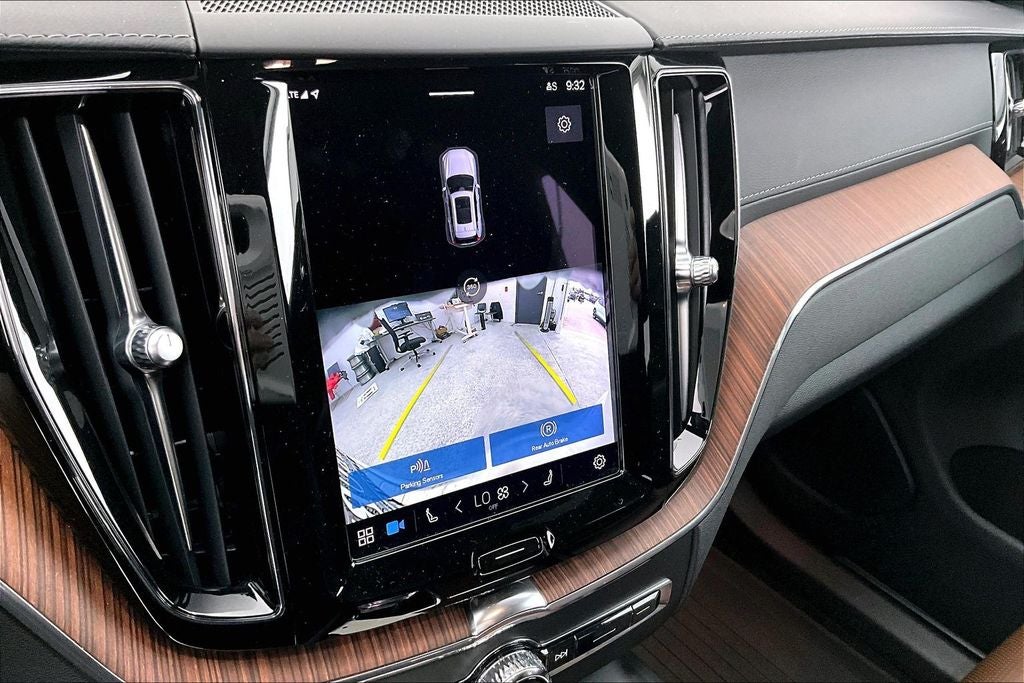 2023 Volvo XC60 B5 Ultimate Bright Theme