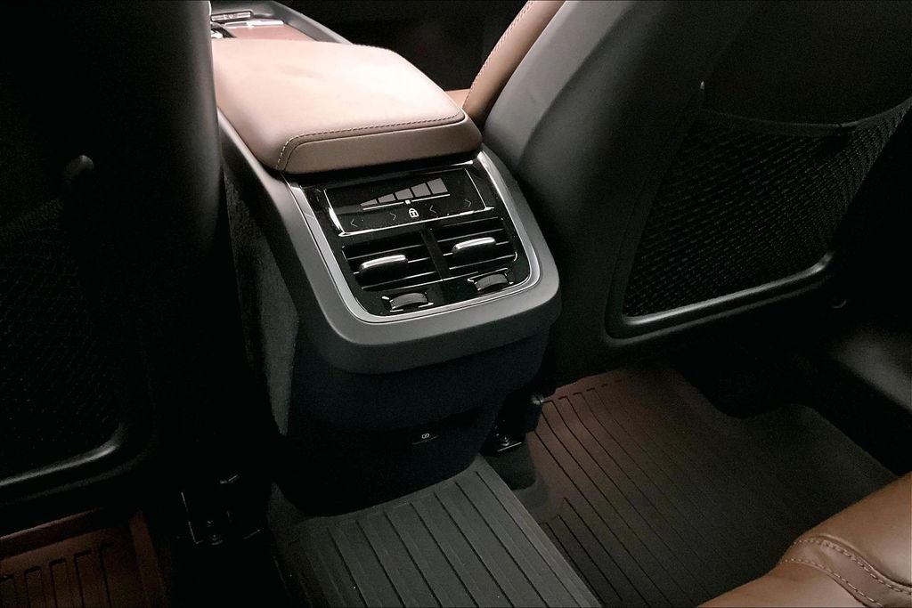 2023 Volvo XC60 B5 Ultimate Bright Theme