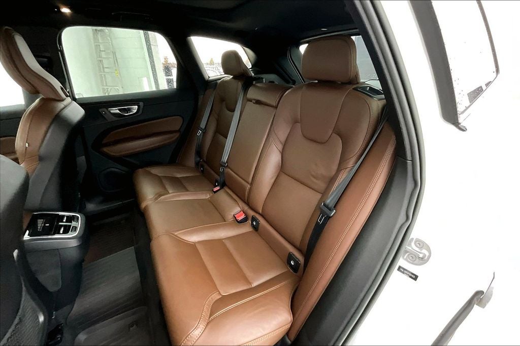 2023 Volvo XC60 B5 Ultimate Bright Theme