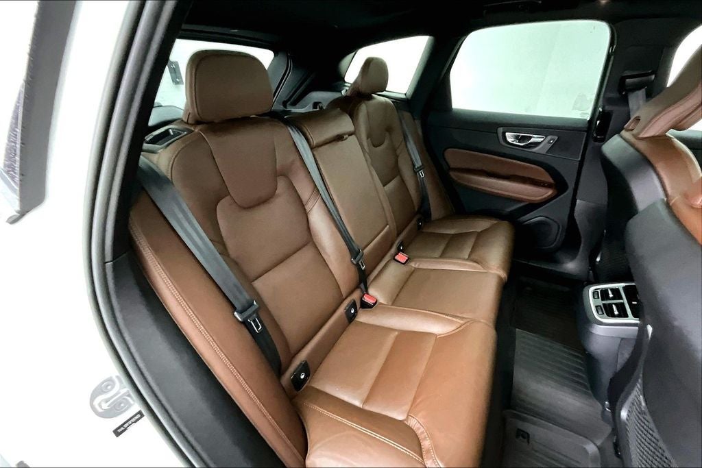 2023 Volvo XC60 B5 Ultimate Bright Theme