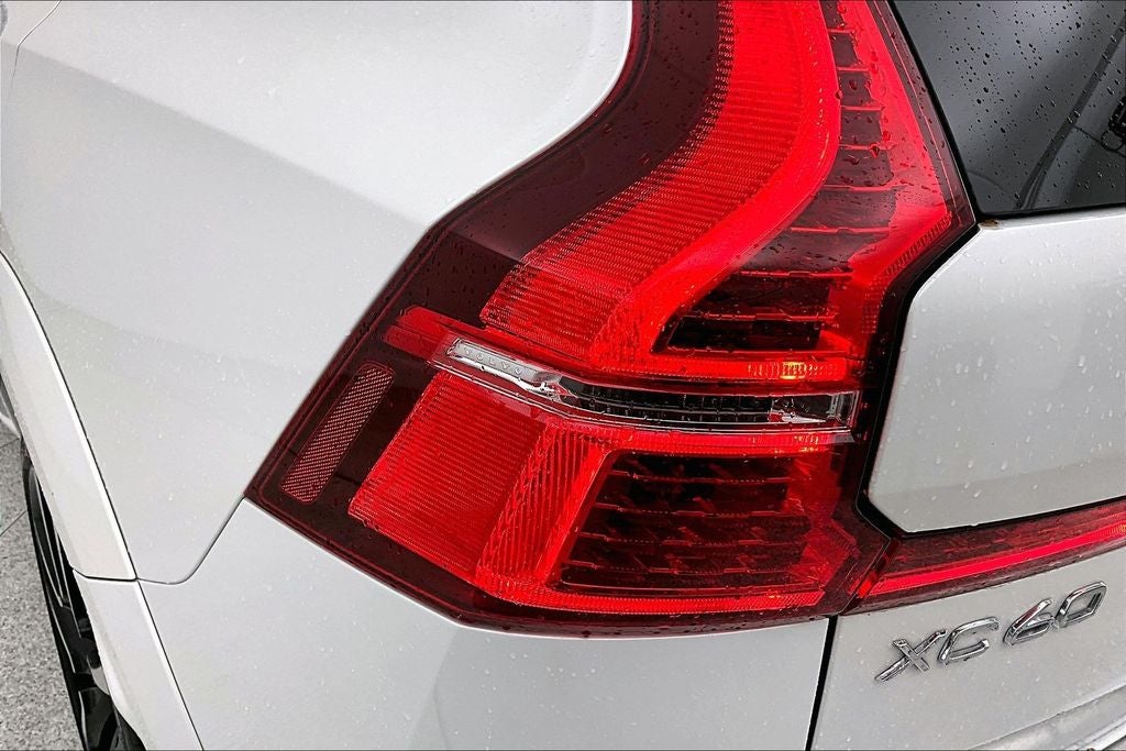 2023 Volvo XC60 B5 Ultimate Bright Theme
