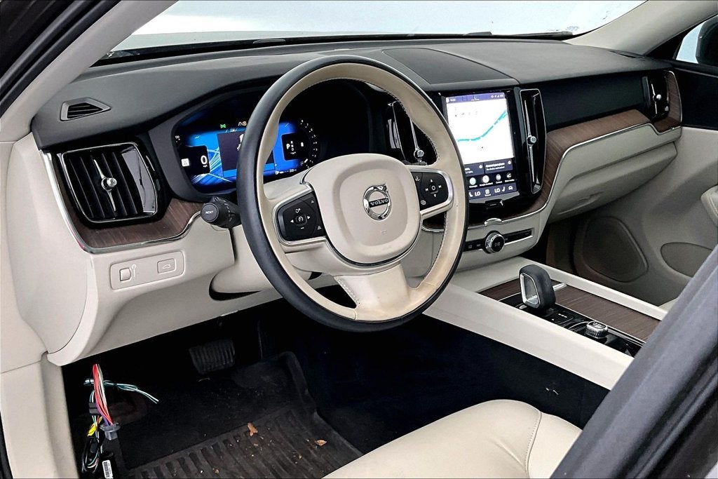 2022 Volvo XC60 B5 Momentum