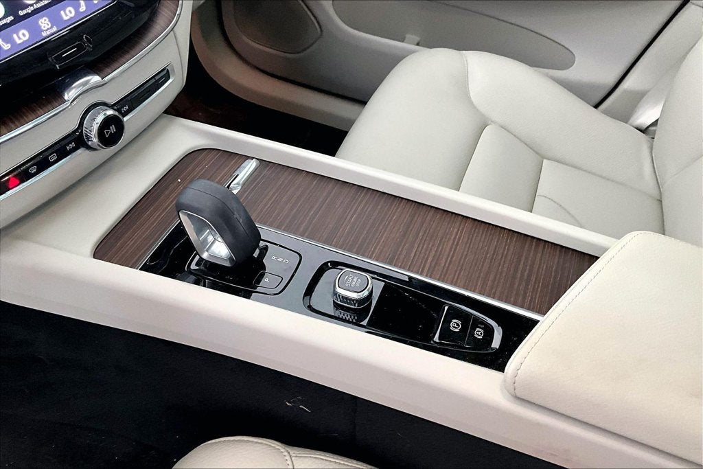 2022 Volvo XC60 B5 Momentum
