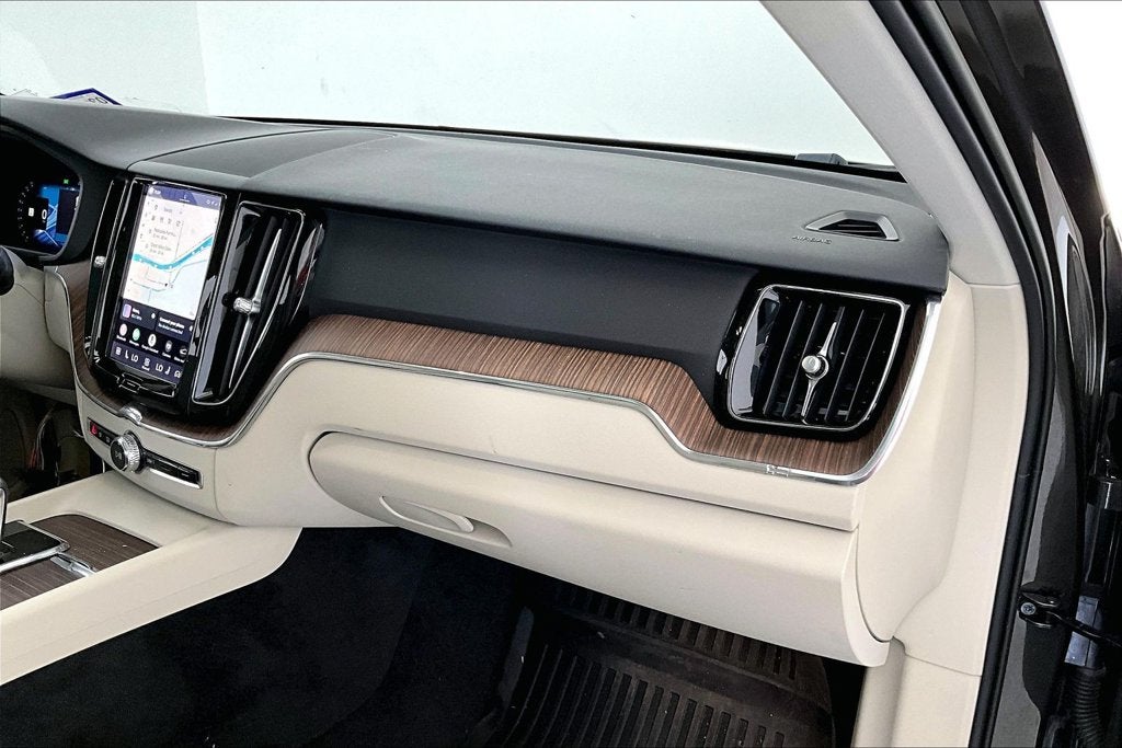 2022 Volvo XC60 B5 Momentum