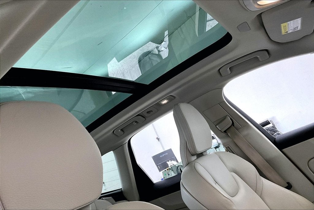2022 Volvo XC60 B5 Momentum
