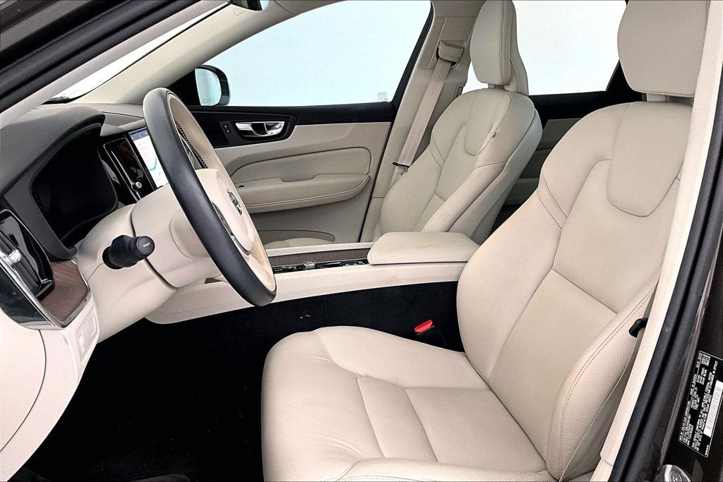 2022 Volvo XC60 B5 Momentum