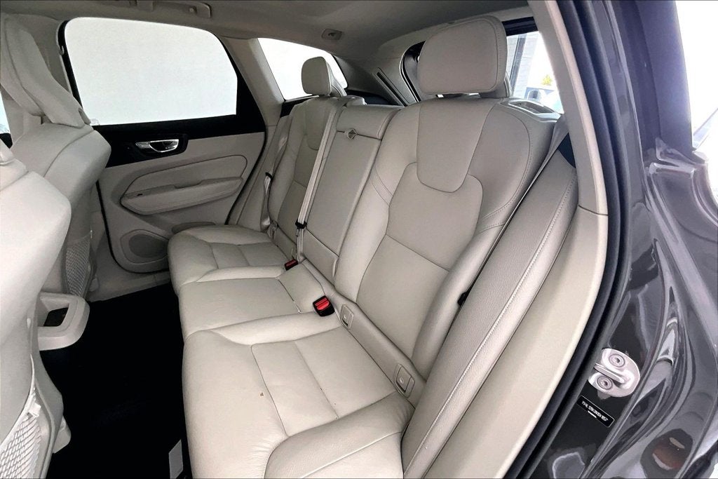 2022 Volvo XC60 B5 Momentum