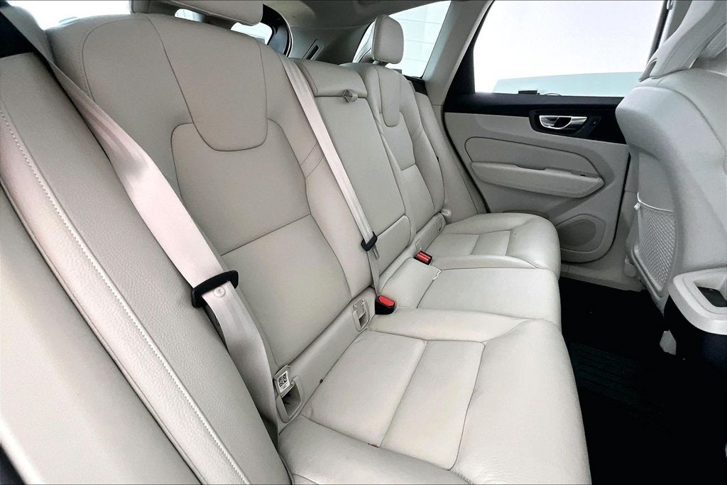 2022 Volvo XC60 B5 Momentum