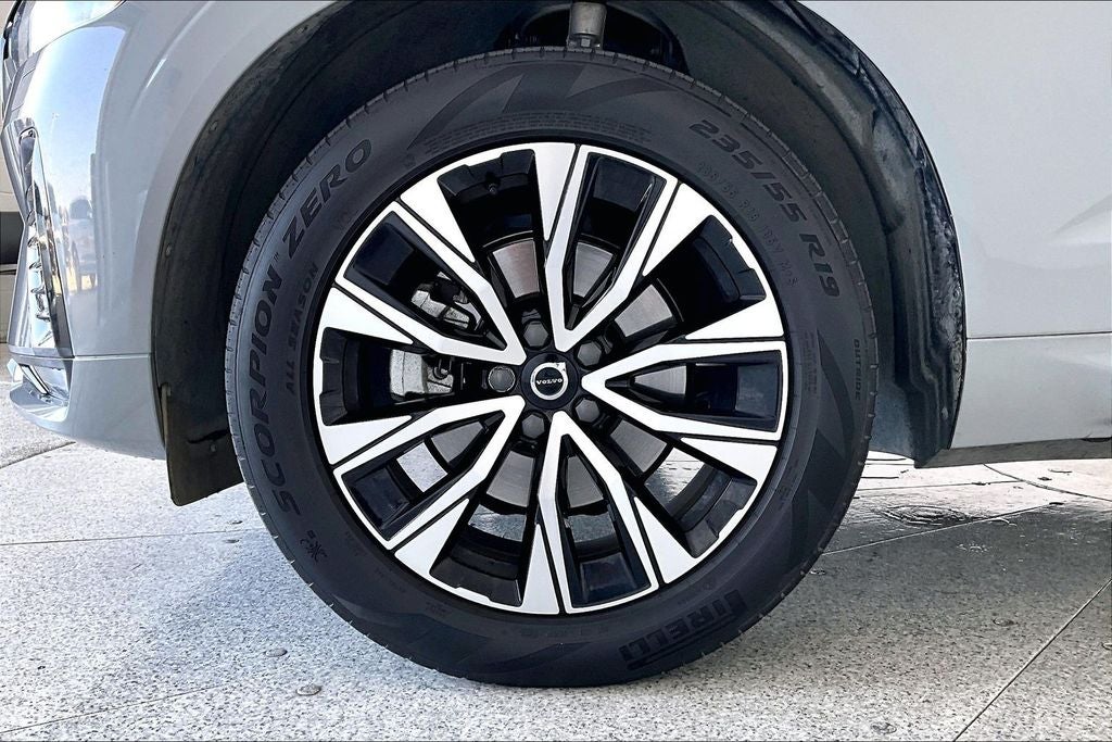 2024 Volvo XC60 B5 Core Dark Theme