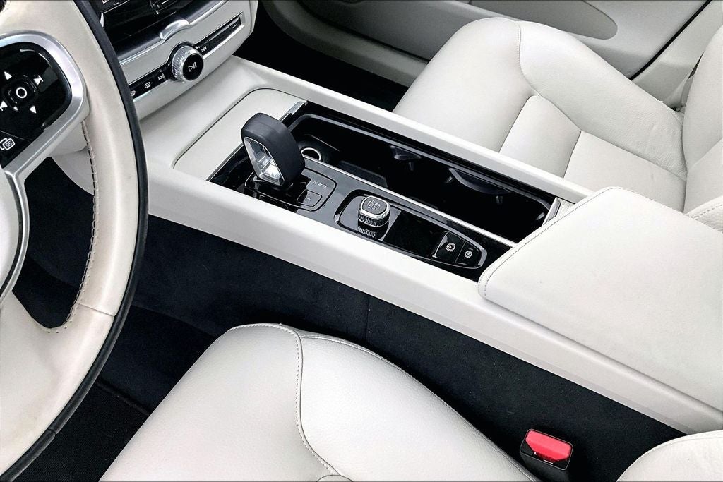2024 Volvo XC60 B5 Core Dark Theme