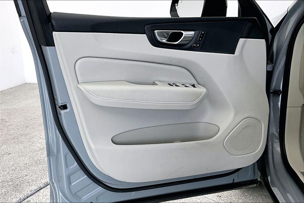 2024 Volvo XC60 B5 Core Dark Theme