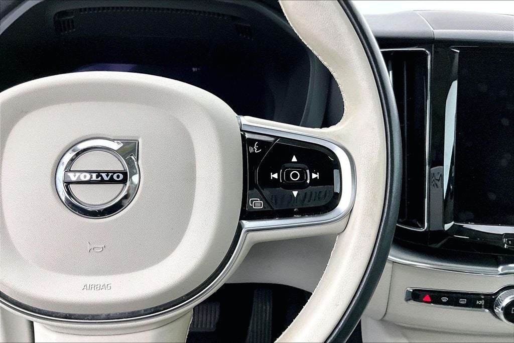 2024 Volvo XC60 B5 Core Dark Theme