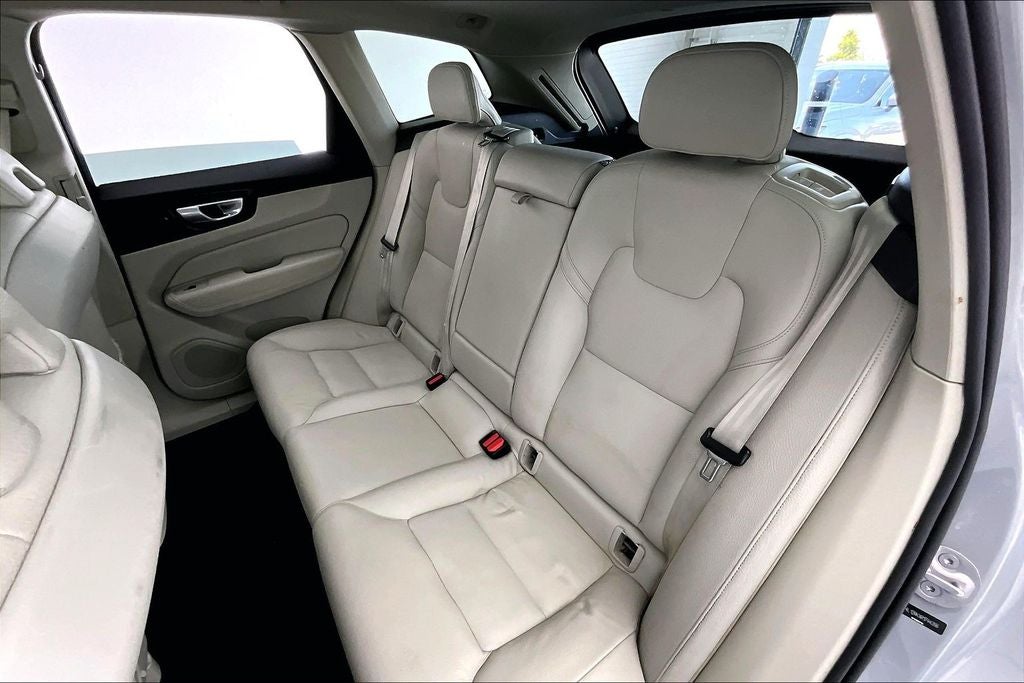 2024 Volvo XC60 B5 Core Dark Theme