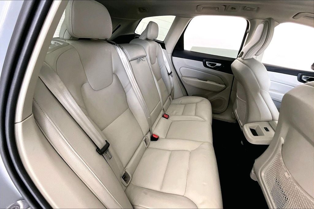 2024 Volvo XC60 B5 Core Dark Theme