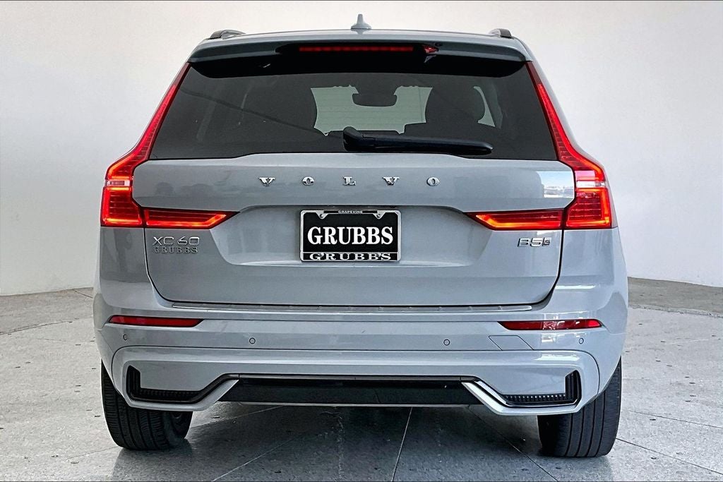 2024 Volvo XC60 B5 Core Dark Theme